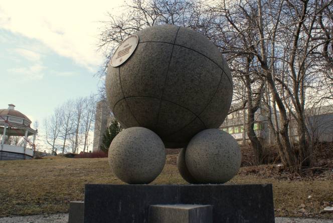 FN monumentet i Harstad. Foto: Nerlands Granittidnsutri AS