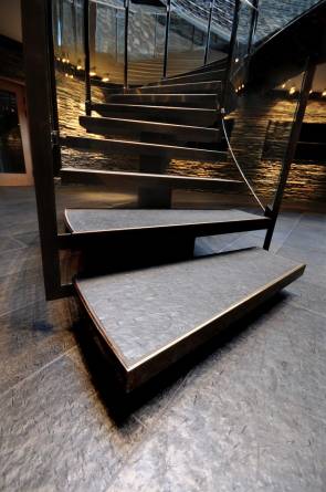 Børstet Ottaskifer på gulv og trapp fra MINERA SKIFER