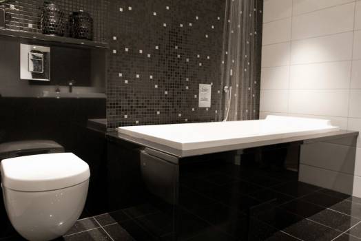 Badekar og toalett-kasserne i Sort granitt. Foto: Nerlands Granittindustri AS