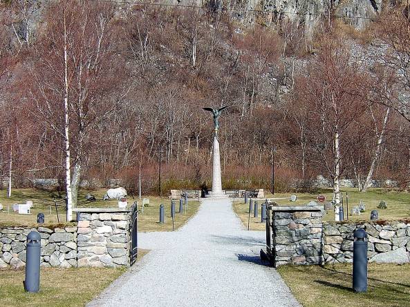 Engelen på Hovslykkja kirkegård. Foto: Nerlands Granittindustri AS