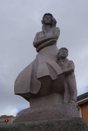 Sjømannens Hustru med barn- Harald Wårvik -Nerlands Granittindustri