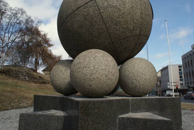 FN monumentet i Harstad. Foto: Nerlands Granittidnsutri AS