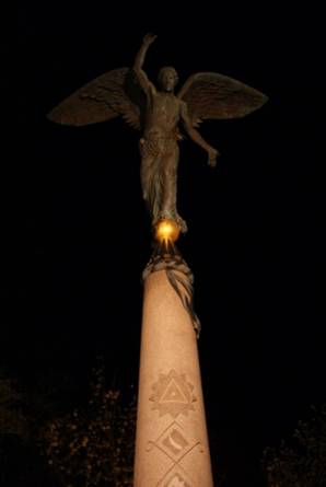 Engelen på Hovslykkja kirkegård. Foto: Nerlands Granittindustri AS